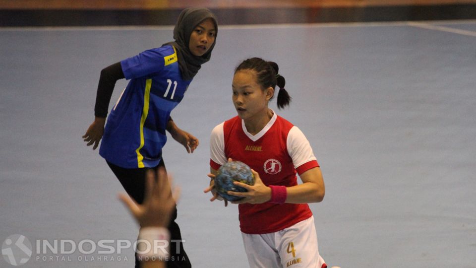 Pemain putri Indonesia (tengah) meloloskan diri dari hadangan pemain Malaysia. Copyright: © Herry Ibrahim/INDOSPORT